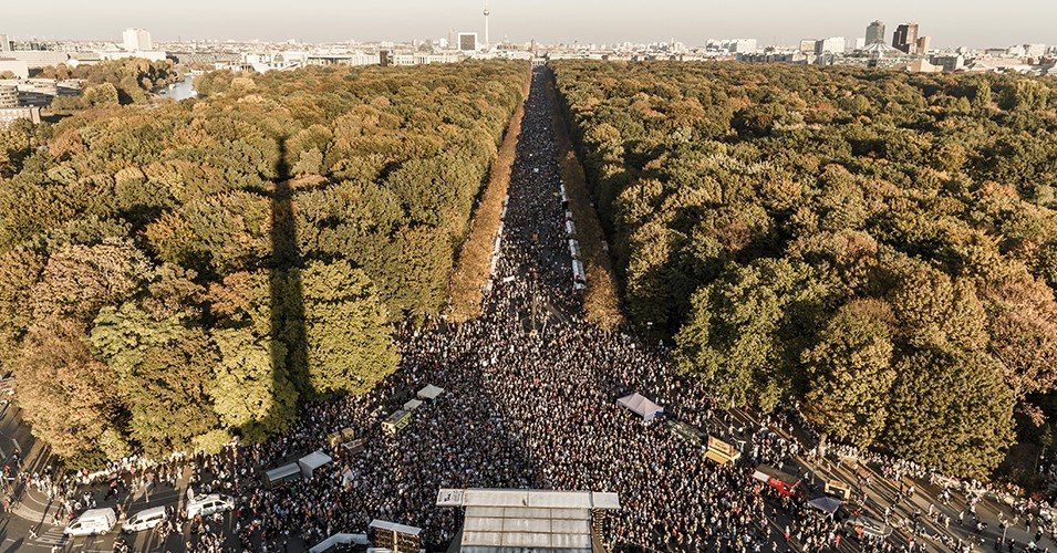 "UnTrump the World": Hundreds of Thousands March in Berlin Against the Far Right