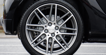 What kinds of pollution do automobile tires cause?